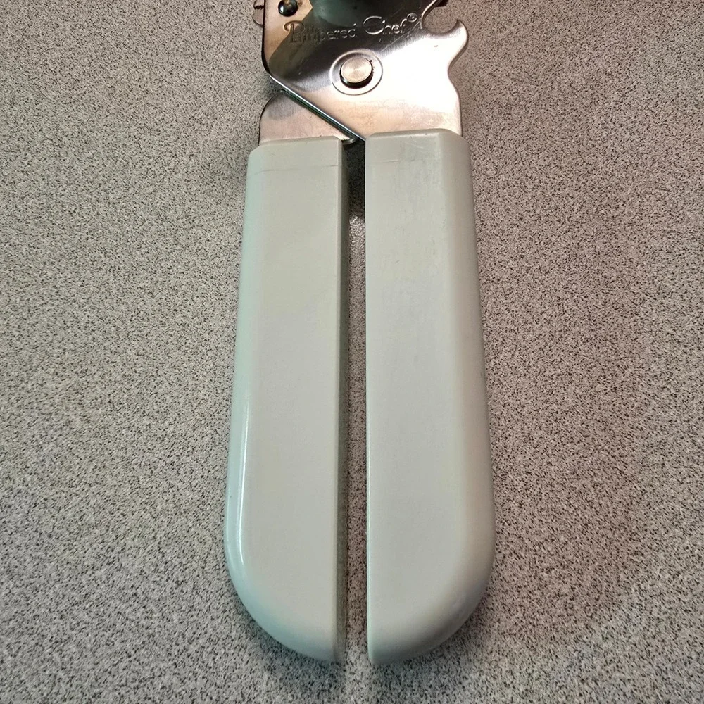 Pampered Chef #2758 Safety Smooth Edge Can Opener White Manual Retired